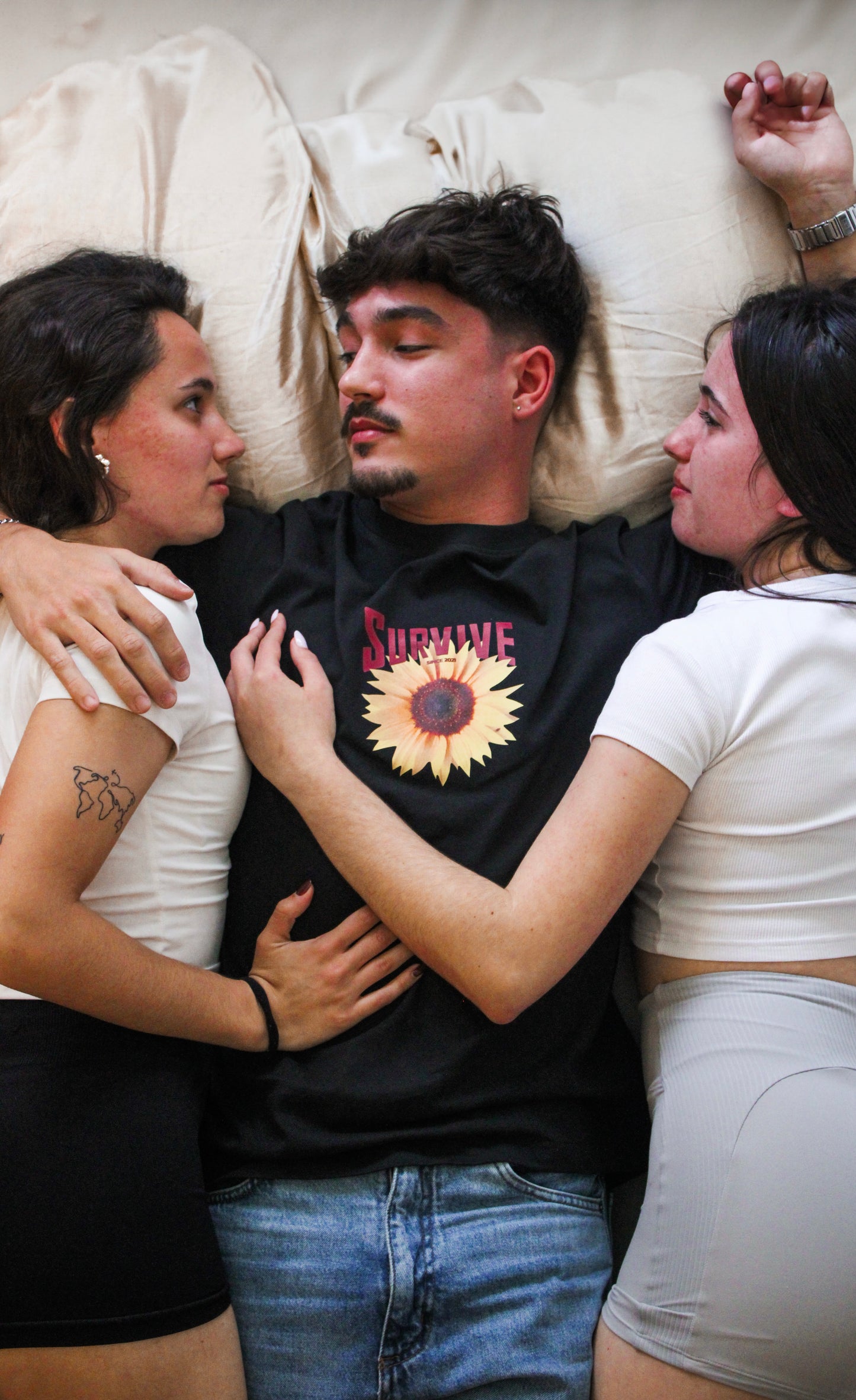T-SHIRT PRETA OVERSIZED FLOR DE ESTUFA