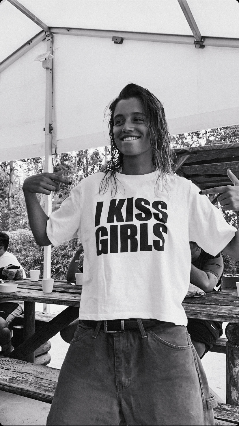 T-SHIRT BRANCA CROPPED I KISS GIRLS