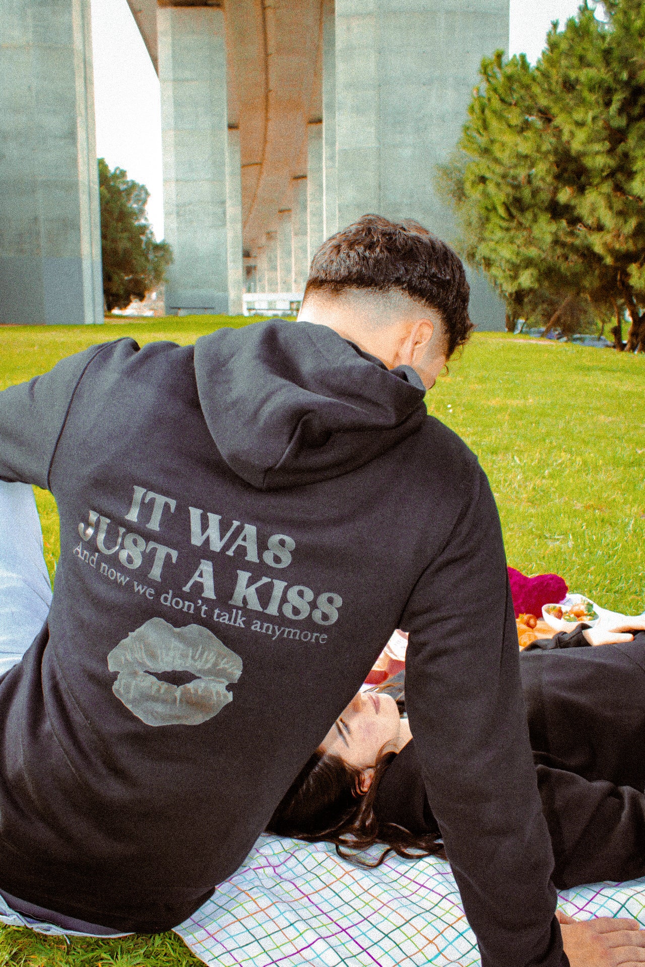 HOODIE PRETA KISS