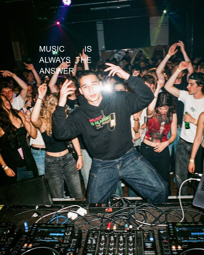 HOODIE PRETA OVERSIZED MUSIC DOESN'T BREAK MY HEART